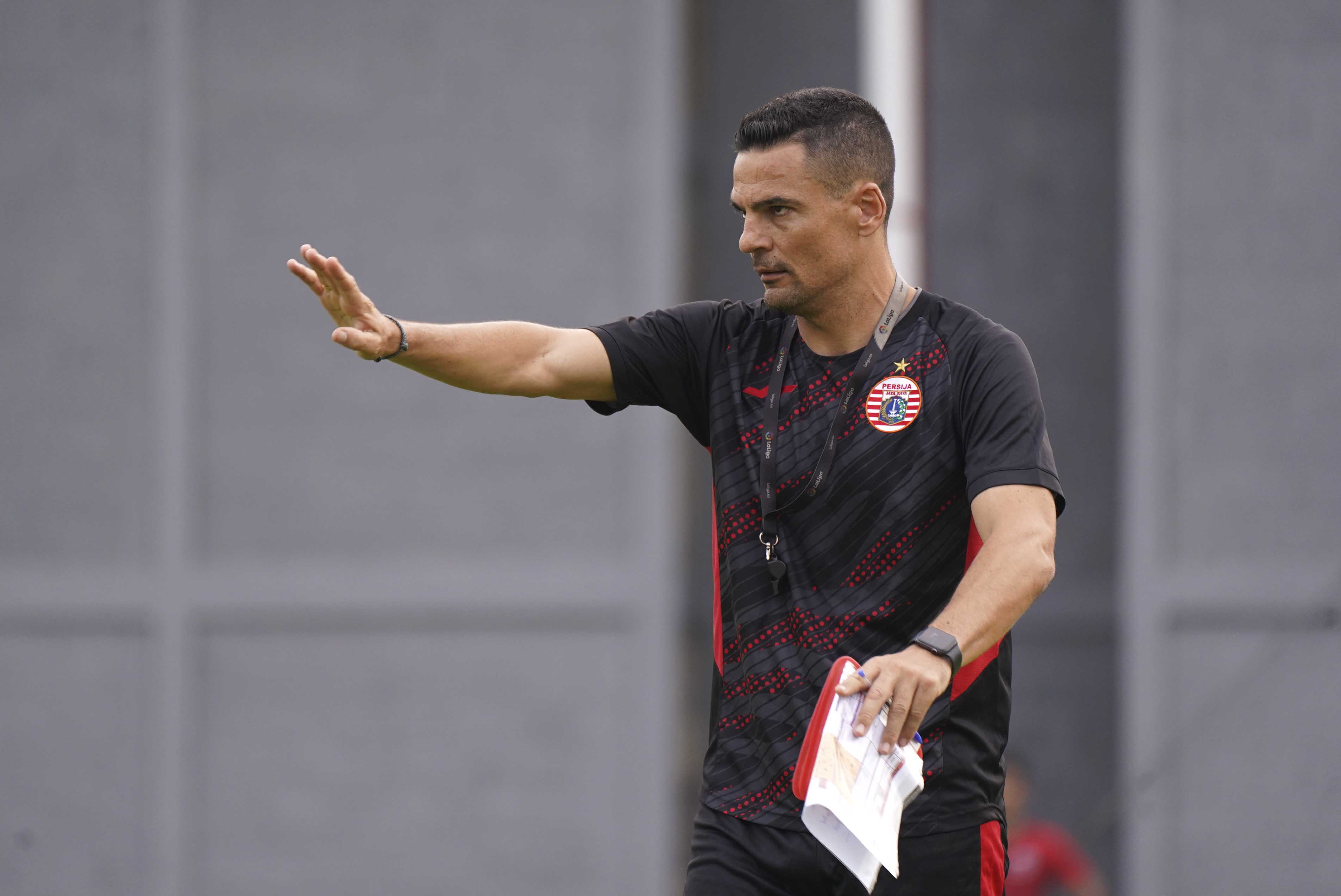 Persija Tampil Buruk saat Kalah dari Semen Padang, Manajemen Segera Putuskan Nasib Pelatih Carlos Pena