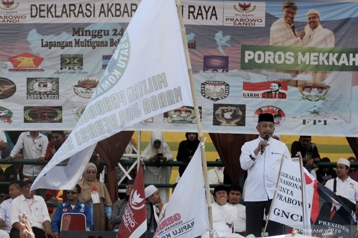 Salah satu kandidat Calon Wakil Gubernur (Cawagub) DKI Ahmad Syaikhu (kanan) menyampaikan orasi saat Deklarasi Akbar Bekasi Raya, di Bekasi, Jawa Barat, Minggu (24/3/2019). Deklarasi dihadiri ribuan pendukung pasangan calon Presiden dan Wakil Presiden nomor urut 2 Prabowo Subianto-Sandiaga Uno sekaligus pembentukkan Poros Mekkah Bekasi Raya yang dipimpin langsung oleh Pimpinan Pondok Pesantren Daarut Taqwa, KH. Abdul Hadi. (ANTARA FOTO/Suwandy)