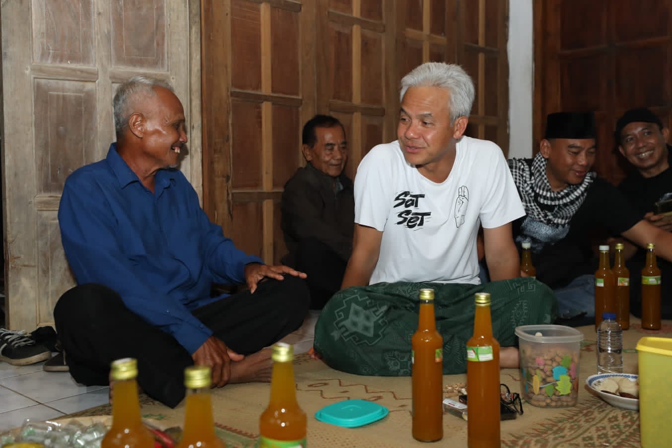 Ganjar Kembali Nginap di Rumah Warga, Ngewedang dan Minum Jamu Bersama