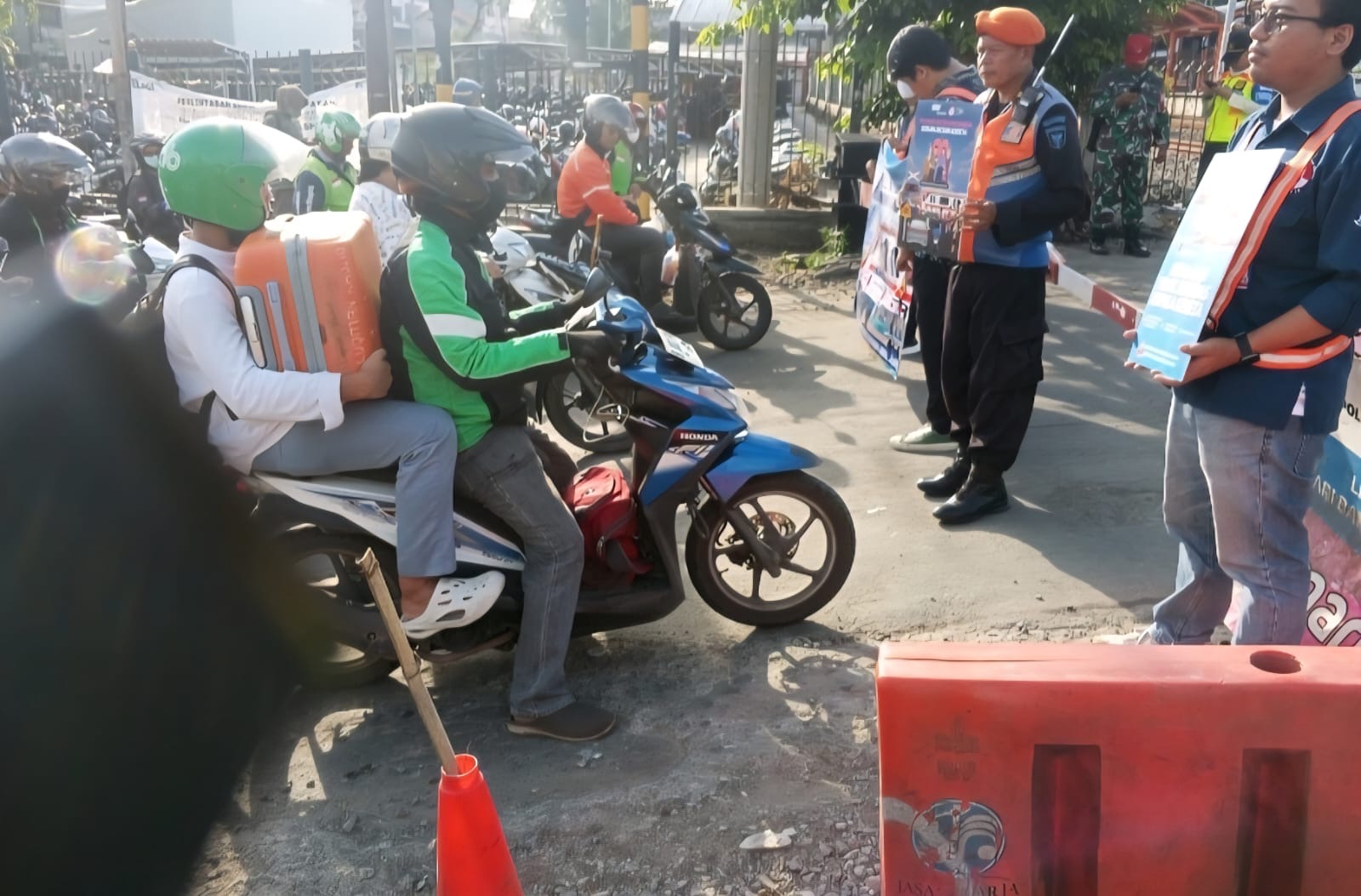 Pengendara Nekat Terobos Rel Kereta Api, PT KAI Ancam Bawa ke Ranah Hukum