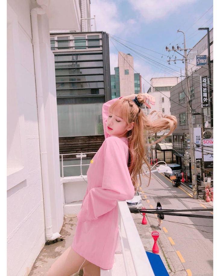 Tampil kece serta nyaman seperti Lisa Blackpink dengan menggunakan oversized longsleeve. (Foto: Instagram/@lalalalisa_m)