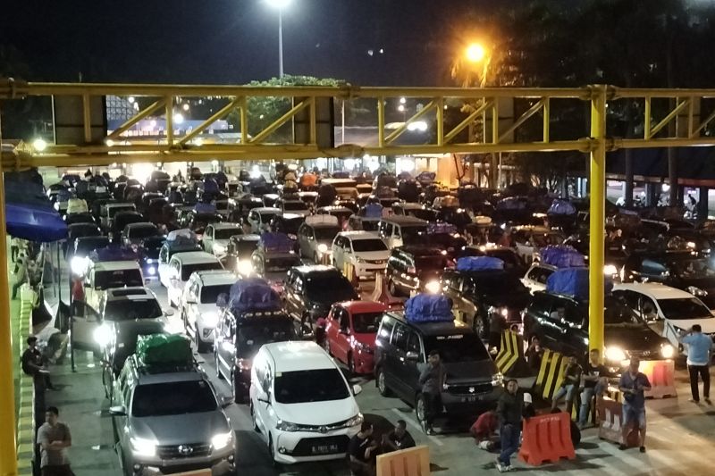 Ribuan Kendaraan Mobil Padati Pelabuhan Bakauheni