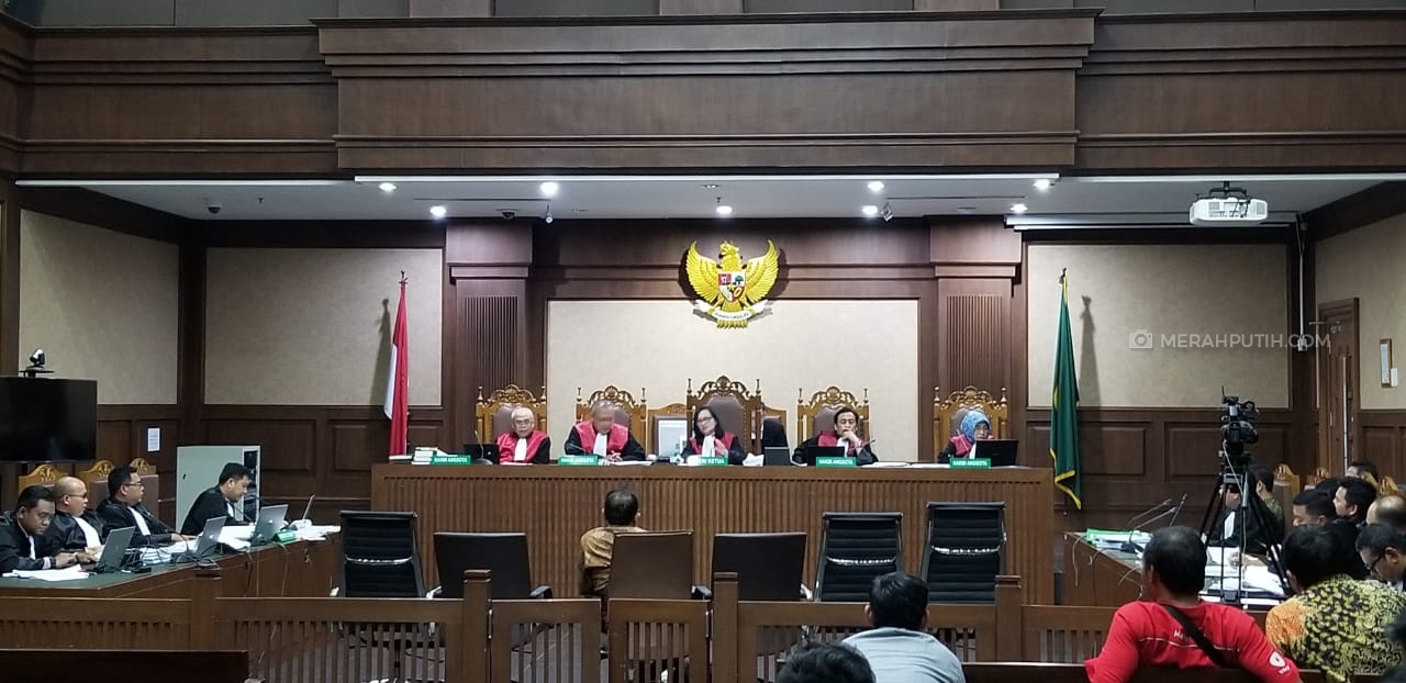Mantan Kadinkes Banten Djadja Buddy Suhardja dalam sidang lanjutan perkara korupsi alat kesehatan dengan terdakwa Tubagus Chaeri Wardana alias Wawan, di Pengadilan Tipikor Jakarta, Rabu (6/1). Foto: MP/Ponco
