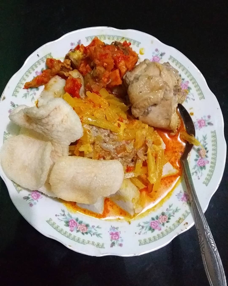 Sayur ketupat. (Foto: instagram.com/dewisnowcooking)