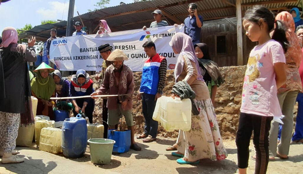 Warga Gunung Kidul mendapat bantuan air bersih saat hadapi kekeringan tahun lalu 