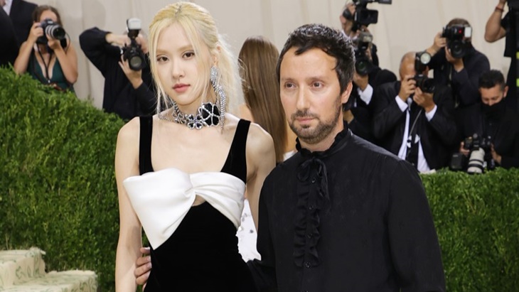 4 Interaksi Rosé BLACKPINK dan Para Selebriti di Met Gala yang Membuktikan Pesonanya