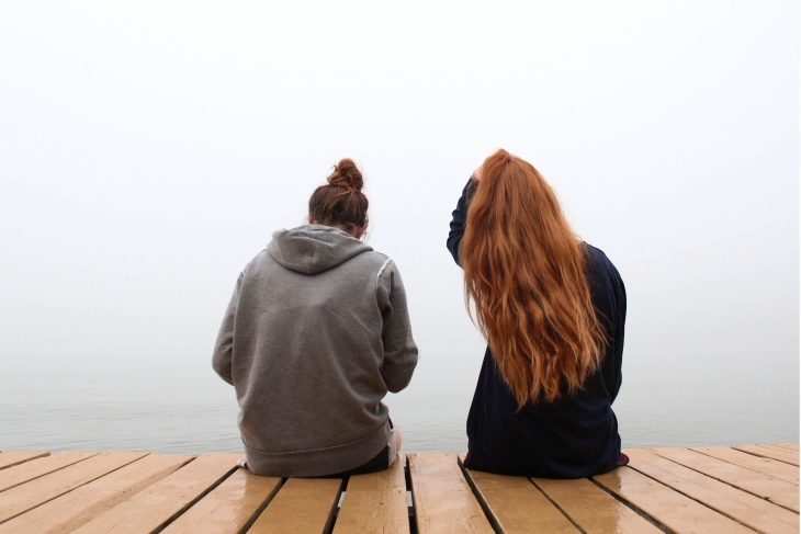 Adanya jarak dengan rekan kerja. (Foto: Unsplash/Kalisa Veer)