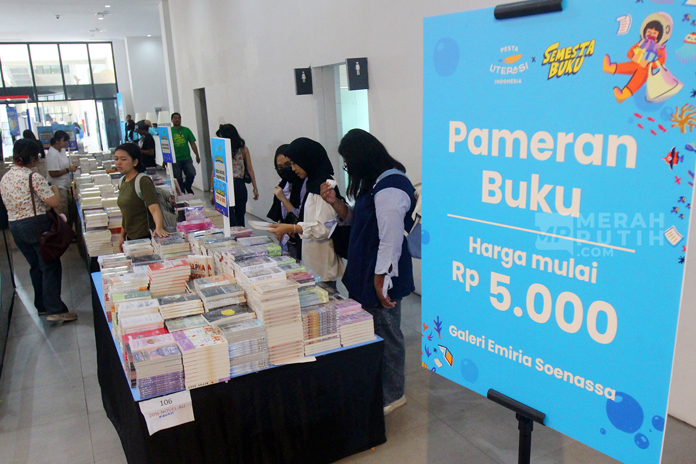 Antusias Warga Berburu Buku dalam Gelaran Pesta Literasi Indonesia 2024