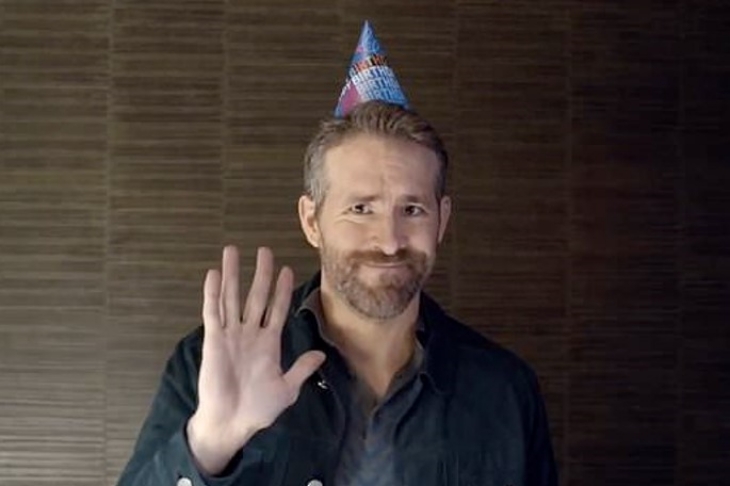 Sebelumnya Reynolds juga pernah menyanyikan lagu ulang tahun buat Hugh Jackman. (Foto: Metrok UK)