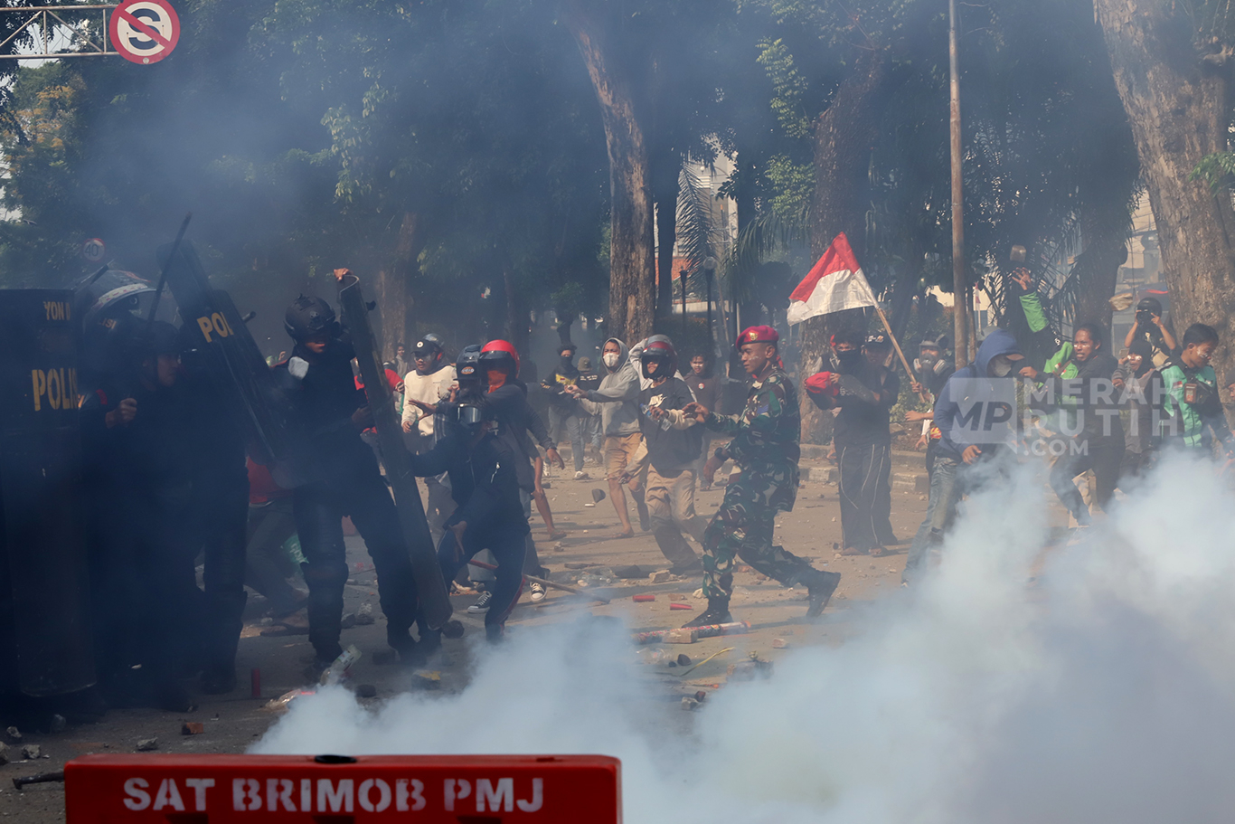 Aksi Bentrok Massa dengan Aparat kepolisian di Mako Brimob Kwitang Jakarta