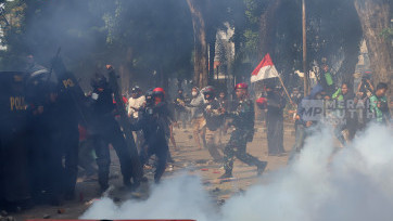 Aksi Bentrok Massa dengan Aparat kepolisian di Mako Brimob Kwitang Jakarta 