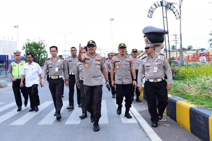 Kepala Korlantas Polri Irjen Istiono (tengah) bersama rombongan saat mengecek kondisi lalu lintas di Malang, Jawa Timur. (ANTARA/HO-Korlantas Polri)