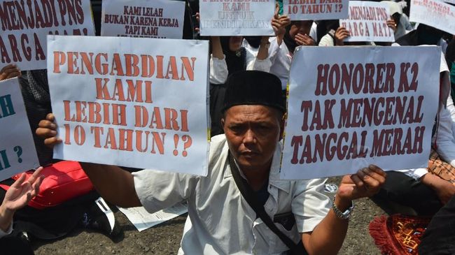 Guru honorer yang tergabung dalam Forum Honorer K2 Indonesia (FHK2I) Kabupaten Tasikmalaya menggelar aksi unjuk rasa di Kantor BKD Tasikmalaya, Jawa Barat, Senin (17/9). (ANTARA FOTO/Adeng Bustomi)