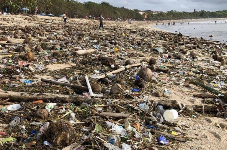 Selain merusak keindahan sampah juga bisa merusak ekosistem pantai. (Foto: Coconuts.co)