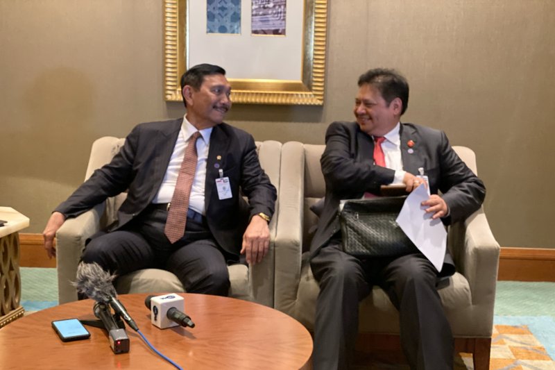 Menko Kemaritiman dan Investasi Luhut Binsar Panjaitan berbincang dengan Menko Perekonomian Airlangga Hartarto sebelum menggelar jumpa pers di Emirates Palace Hotel, Abu Dhabi, Minggu (12/1/2020) (Hanni Sofia)