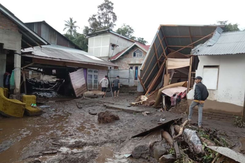 PMI Salurkan Ratusan Logistik Bagi Korban Banjir Lahar Dingin Marapi