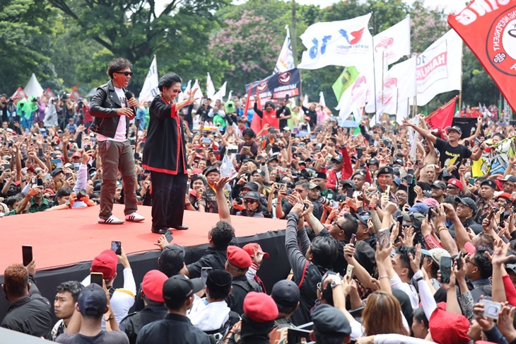 Meski Diguyur Hujan, Ribuan Warga Goyang 'Sat Set' di Hajatan Rakyat Bandung