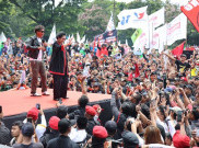 Meski Diguyur Hujan, Ribuan Warga Goyang 'Sat Set' di Hajatan Rakyat Bandung