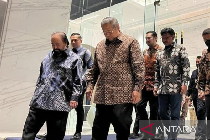Ketua Majelis Tinggi Partai Demokrat Susilo Bambang Yudhoyono (batik cokelat) usai bertemu dengan Ketua Umum Partai NasDem Surya Paloh (batik biru) di NasDem Tower, Jakarta, Minggu (5/6/2022). ANTARA/HO-Partai Demokrat