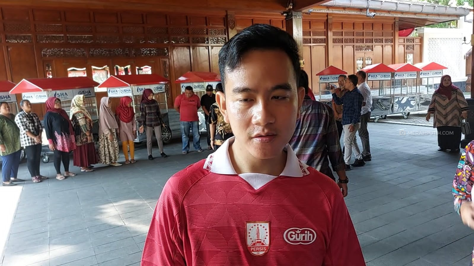 Ricuh Suporter Jadi Sorotan, Gibran Fasilitasi Nobar PSS Vs Persis di Balai Kota