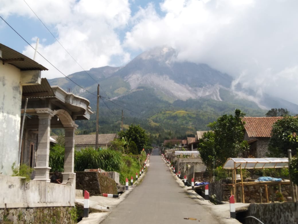Gunung Merapi tampak terlihat di Desa Tlogolele, Kecamatan Selo, Kabupaten Boyolali, Jawa Tengah, Selasa (10/11). (MP/Ismail)