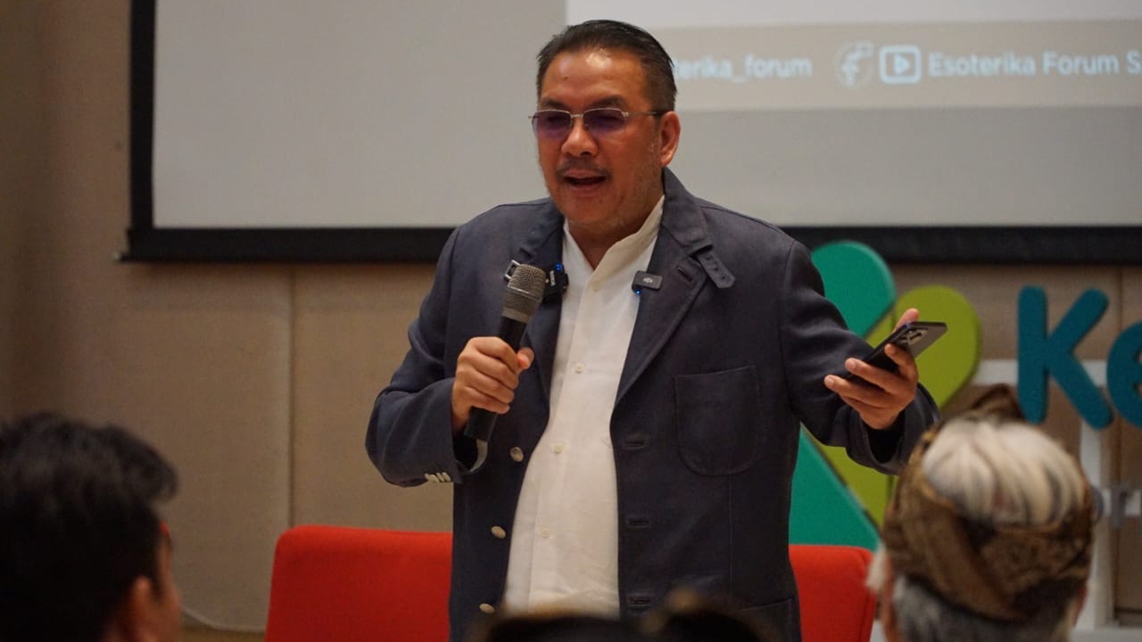 Ahmad Tohari, Esther Haluk, dan Murdiono Mokoginta Sabet Penghargaan Penulis 2024