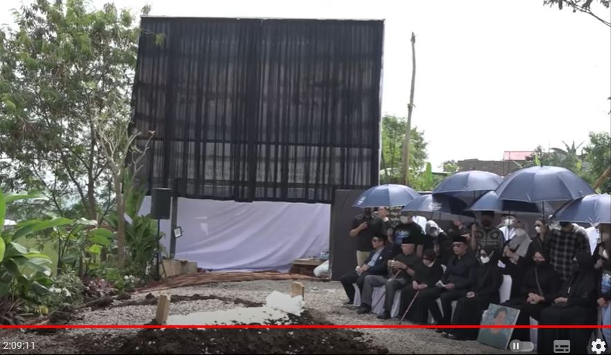 Suasana pemakaman jenazah putra sulung Gubernur Jawa Barat M Ridwan Kamil, Emmeril Kahn Mumtadz. (Foto: Tangkapan layar)