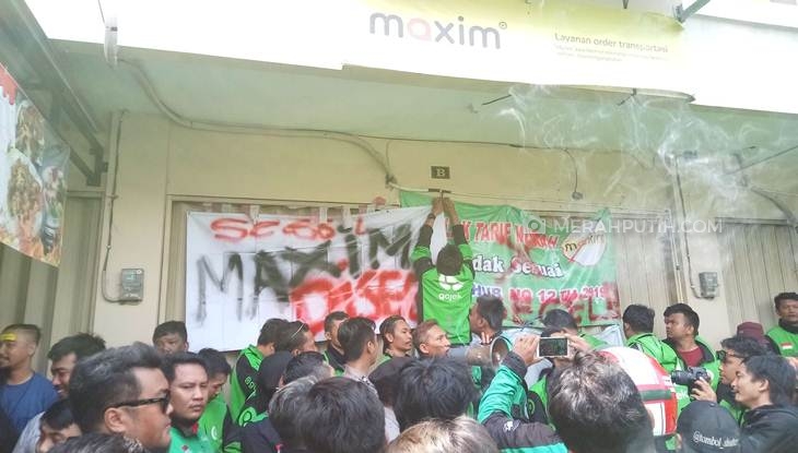 Ratusan driver Gojek dan Grab menggelar aksi unjuk rasa di kantor Maxim Solo, Jalan RM Sangaji, Kelurahan Gajahan, Kecamatan Pasar Kliwon, Solo, Jawa Tengah, Senin (16/12). (MP/Ismail)