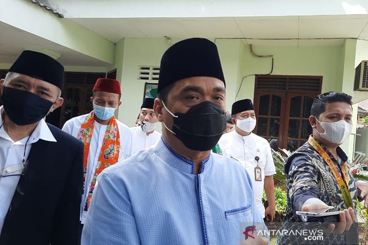 Wakil Gubernur DKI Jakarta Ahmad Riza Patria (tengah). ANTARA/Laily Rahmawaty/pri.