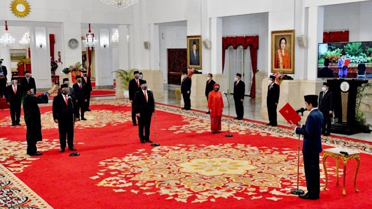 Presiden Joko Widodo melantik 6 orang menteri dan 5 orang wakil menteri di Istana Negara Jakarta, Rabu (23/12). (Agus Suparto)