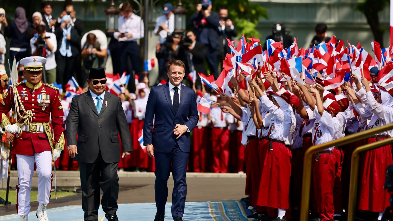 Bendera Merah Putih Biru Meriahkan Halaman Istana Negara, Sambutan Hangat Prabowo untuk Macron di Indonesia
