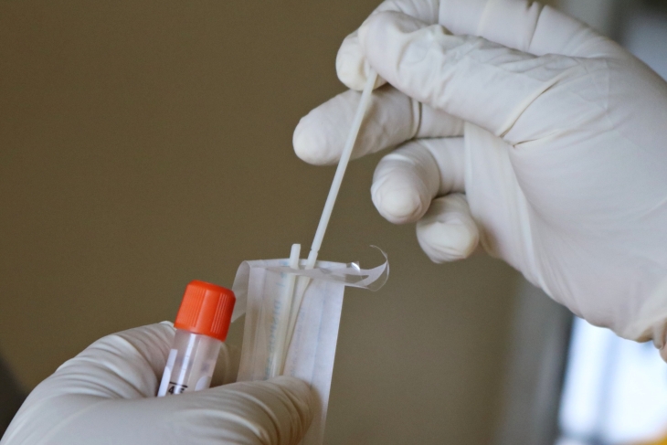 Tes PCR atau Antigen harus dilakukan sebelum penerbangan. (Foto: Unsplash/mufid majnun)