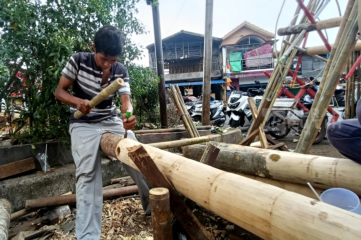 Pengrajin Panjat Pinang Raup Untung Jelang HUT Ke-80 RI di Jakarta