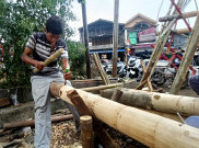 Pengrajin Panjat Pinang Raup Untung Jelang HUT Ke-80 RI di Jakarta