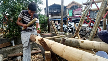 Pengrajin Panjat Pinang Raup Untung Jelang HUT Ke-80 RI di Jakarta