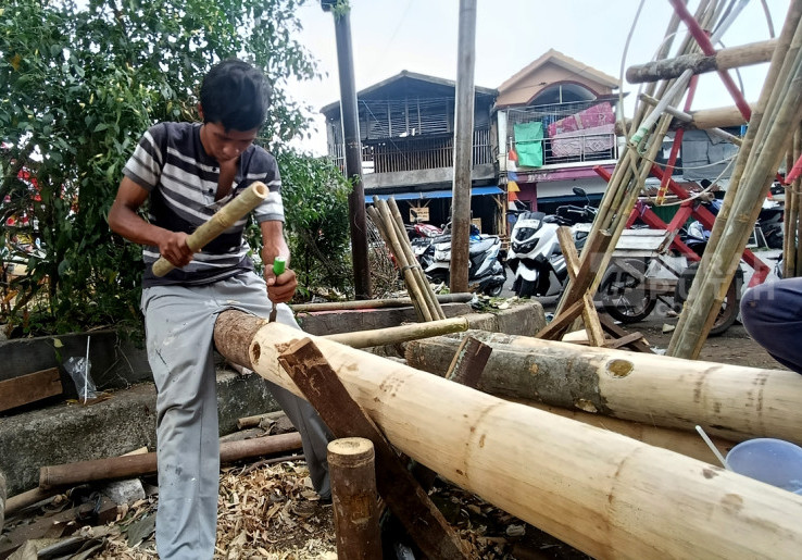 Pengrajin Panjat Pinang Raup Untung Jelang HUT Ke-80 RI di Jakarta