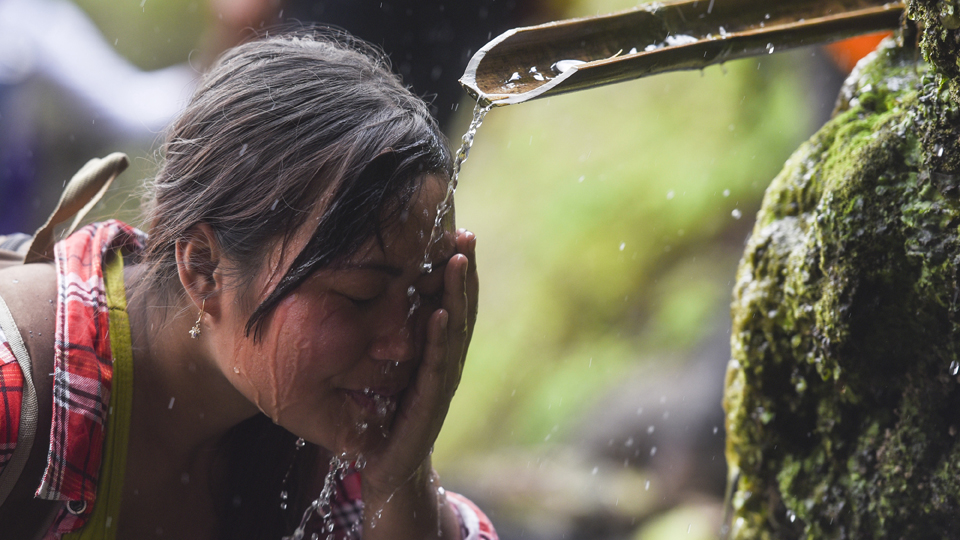 Menuju Mata Air Widodaren, Ritual Pengambilan Air Suci Suku Tengger