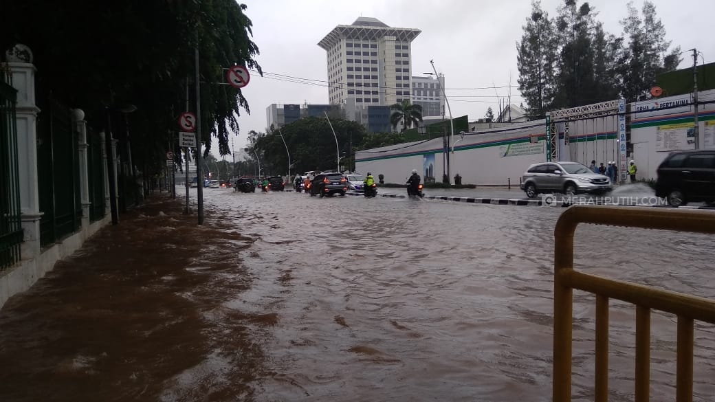 Underpass Senen Banjir Setinggi 2 Meter, Lalin Dialihkan