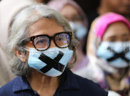 Warga Kenakan Tanda X Dukungan untuk Laras Faizati Khairunnisa di PN Jakarta Selatan