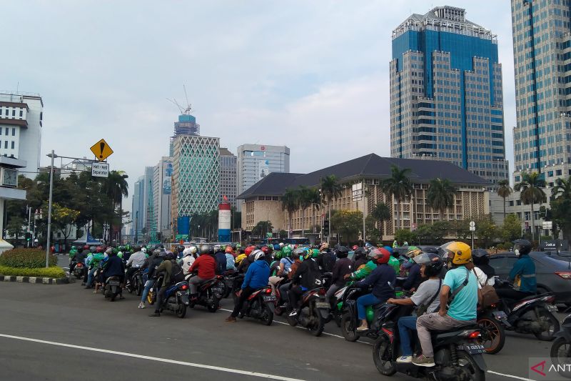 Arus lalu lintas di Traffic Light Patung Kuda, Jakarta Pusat terpantau ramai dan lancar menjelang rencana aksi unjuk rasa mahasiswa di Istana Negara, Senin (11/4/2022). ANTARA/Dewa Ketut Sudiarta Wiguna