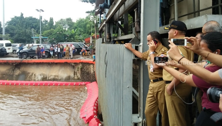 Gubernur DKI Jakarta Anies Baswedan meninjau pintu air Manggarai, Menteng, Jakarta Pusat. Foto: MP/Asropih