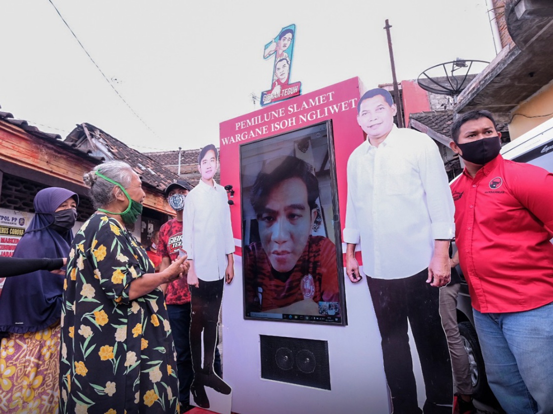 Cawali nomor 01, Gibran Rakabuming Raka blusukan online di Kelurahan Sangkrah, Kecamatan Pasar Kliwon, Solo, Jawa Tengah, Jumat (2/10). (MP/Ismail)