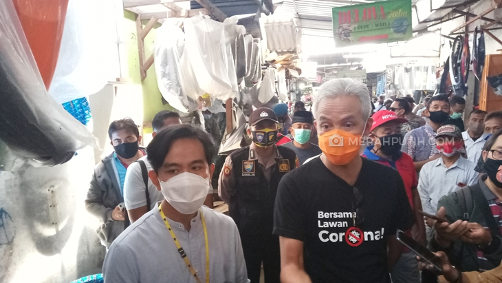Ganjar dan Gibran blusulan di Pasar Notoharjo, Solo, Jawa Tengah, Jumat (6/11). (MP/Ismail)