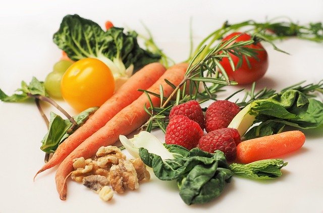 Konsumsi makanan bergizi. (Foto: Pixabay/dbreen)