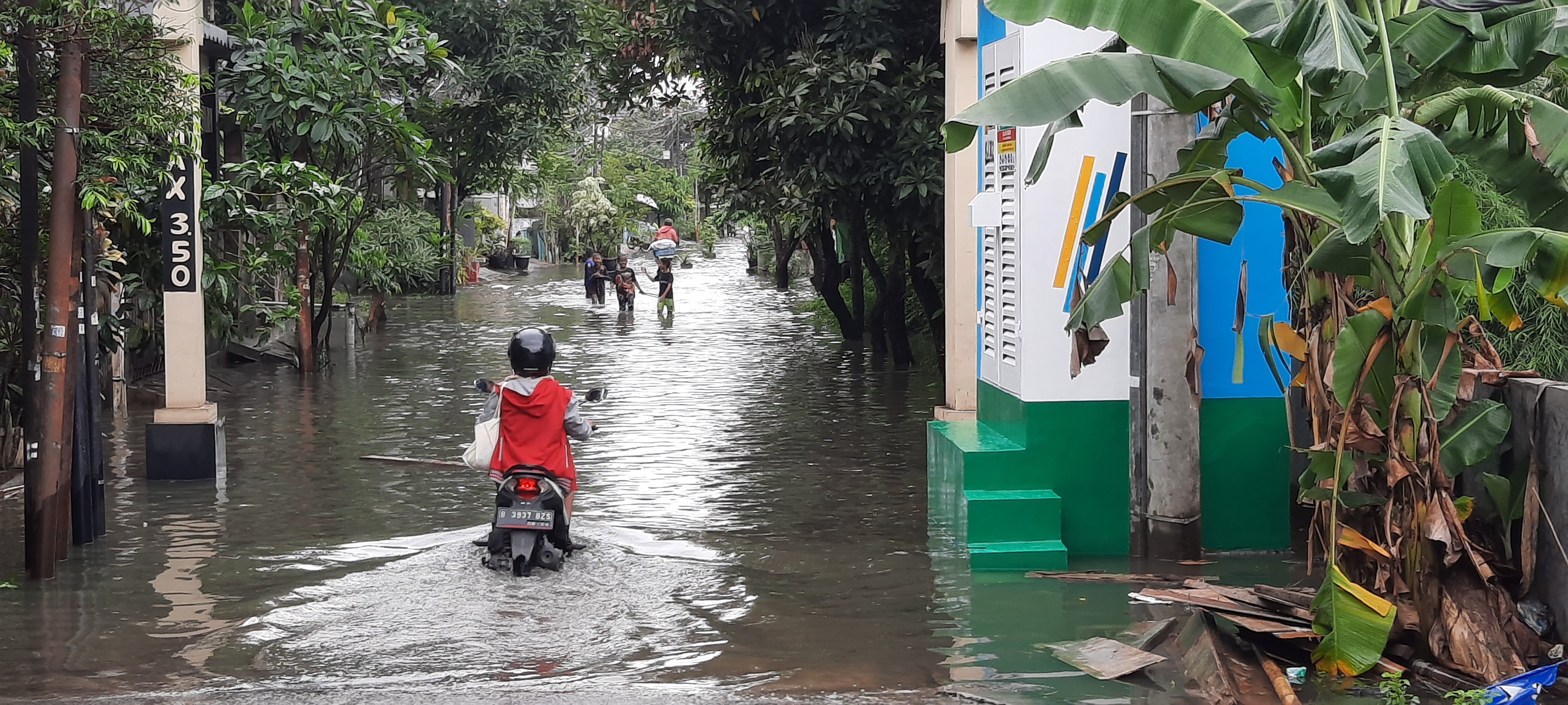 Hujan Semalam Picu Banjir Luapan Sungai Ciliwung di Jakarta Timur