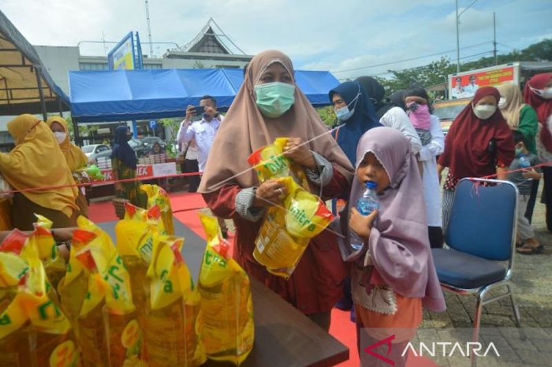 Warga mengantre membeli minyak goreng kemasan saat Pasar Murah di halaman Balaikota Padang, Sumatera Barat. (Antara/Iggoy el Fitra)