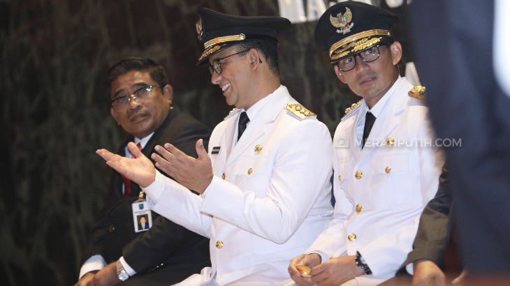 Gubernur DKI Anies Baswedan (tengah) saat sertijab bersama Wagub Sandiaga Uno, di Balai Kota. (MP/Rizki Fitrianto)