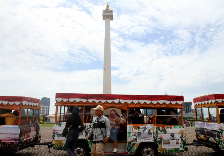 Menilik Warga Jakarta Nikmati Penghujung Libur Nataru 2025 di Monas
