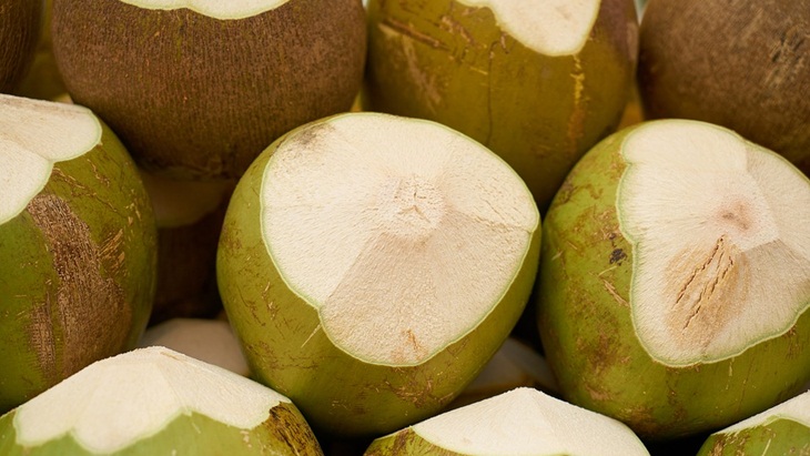 Fakta-fakta tentang Air Kelapa untuk Ibu Hamil, Ingat Konsumsinya Enggak Terlalu Banyak