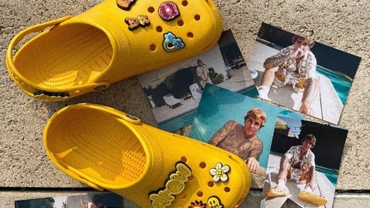 Tiru Padu Padan Sepatu Crocs Ala Selebritas Hollywood